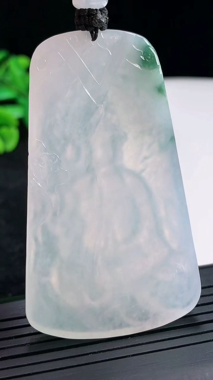 天然A货翡翠种飘花大势至菩萨吊坠，尺寸62-40-6.8重量:41.94g
4月21日