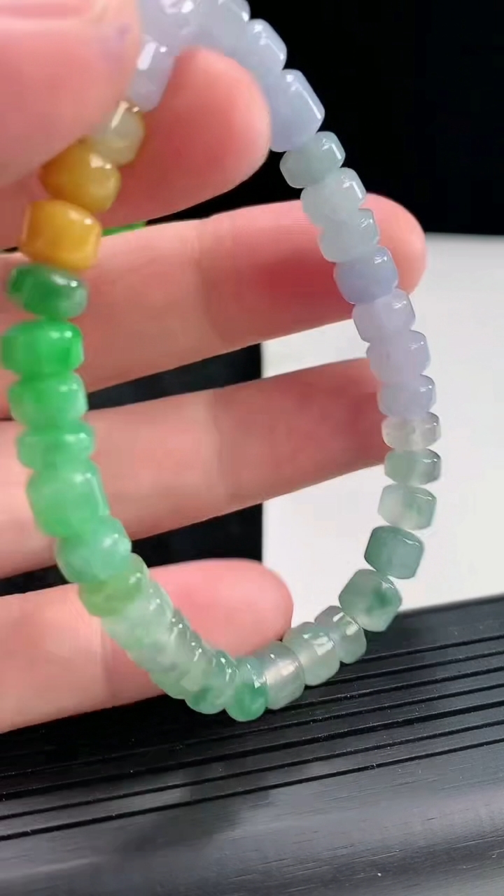 天然A货翡翠三彩路路通手串，尺寸7-6-35颗重量:18.70g4月21日
工厂直销收藏佳品,种好水足，色泽均匀，有种有色，上手高大气！