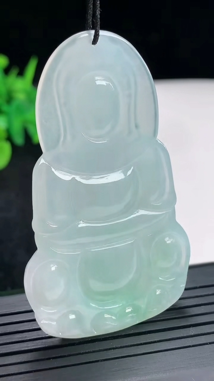 天然A货翡翠正装观音吊坠，尺寸61-37-6重量:21.68g
4月21日