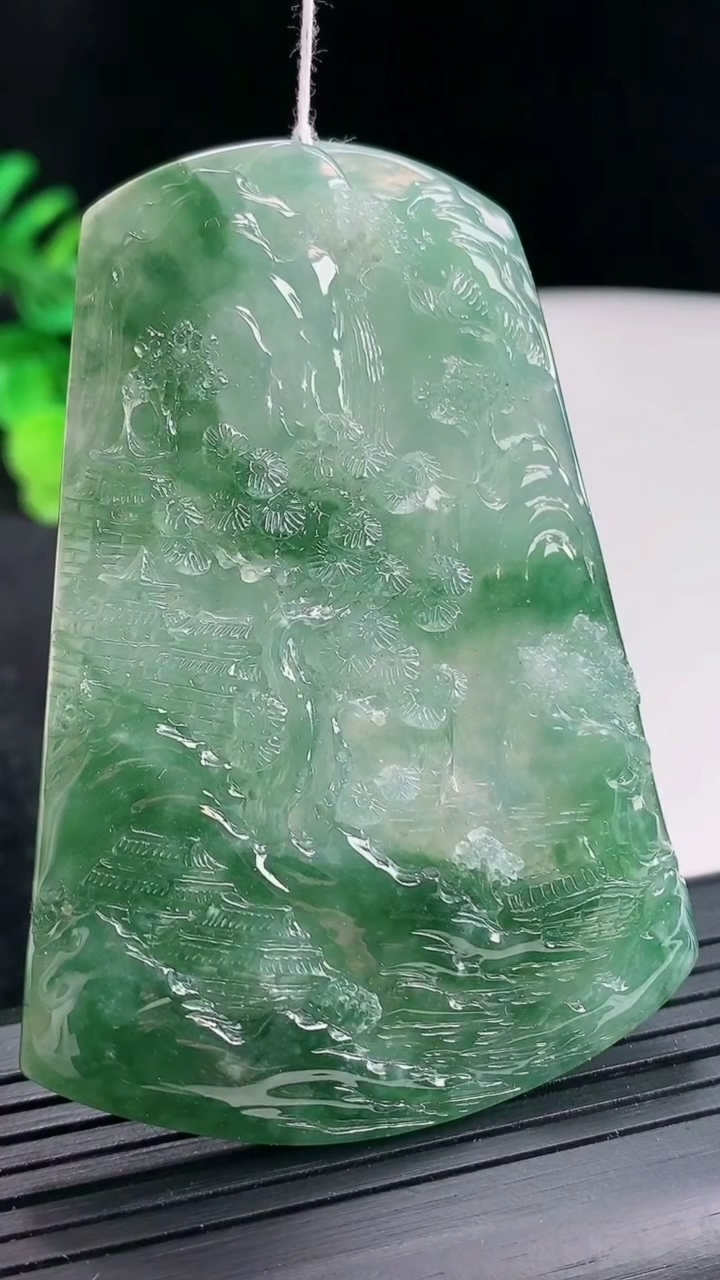 天然A货翡翠种飘花山水牌吊坠，尺寸70.8-49-4.5重量:40.04g
4月21日