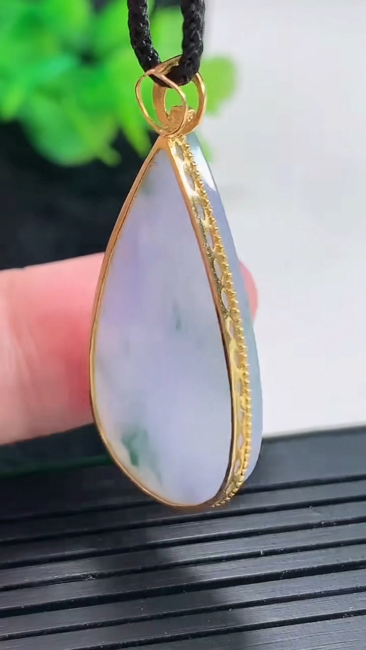 天然A货翡翠18k金紫罗兰飘花水滴吊坠，尺寸38.5-17-4，裸石32-16重量:5.26g
4月21日