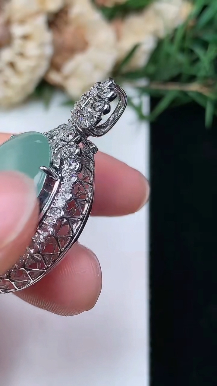 天然A货翡翠白冰平安扣吊坠，尺寸37.7-25.5-11.7，裸石21.7，重量:9.56g
4月21日