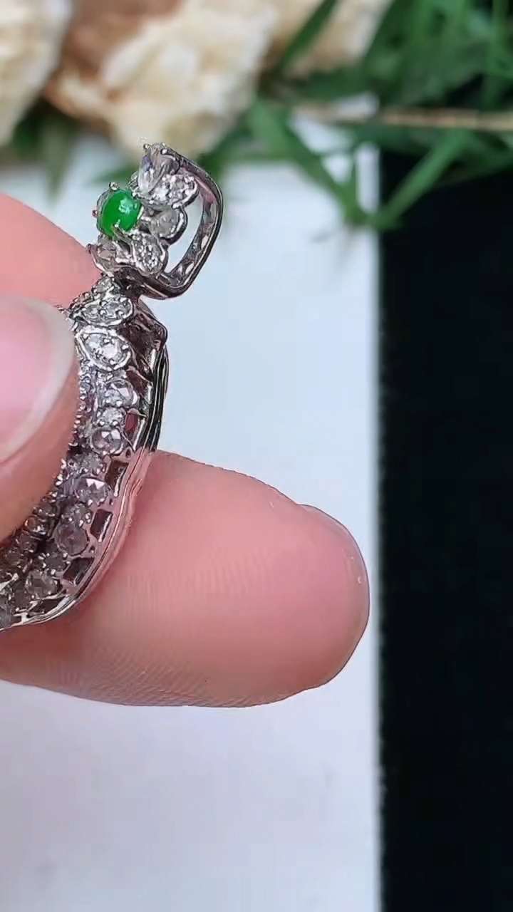 天然A货翡翠葫芦吊坠，尺寸26.3-14.3-10.3，裸石13.3-9.8，重量:4.00g
4月21日