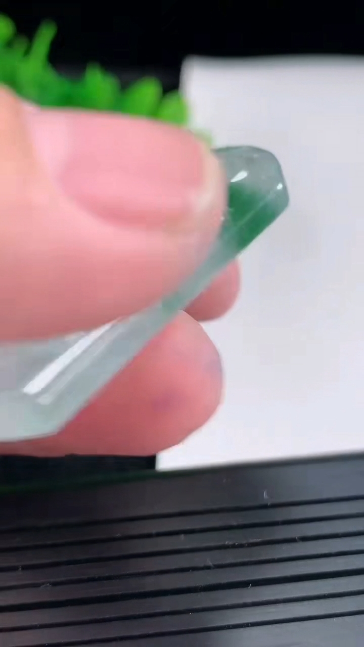 天然A货翡翠财神爷吊坠，尺寸49.5-31.6-5.5重量:19.43g
4月21日