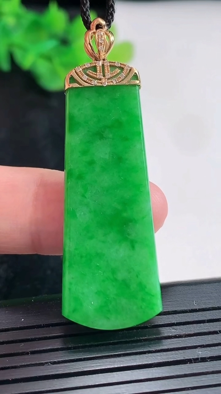 天然A货翡翠无事牌吊坠，尺寸44.5-16.8-4.2重量:9.97g
4月21日