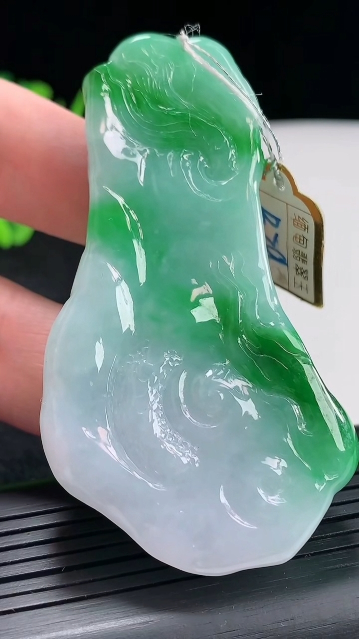 天然A货翡翠龙牌吊坠，尺寸3.6-41.5-13.5重量:59.30g
4月21日