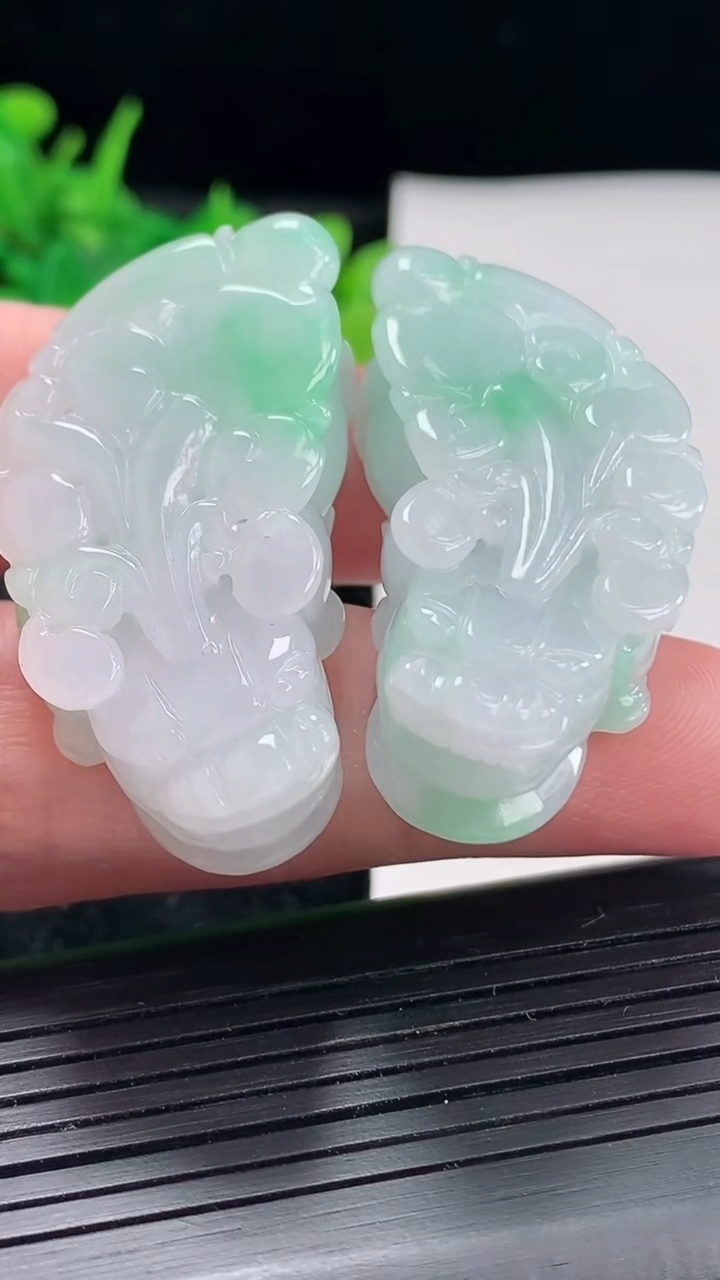 天然A货翡翠貔貅吊坠一对，尺寸41-19-12重量:42.78g
4月21日