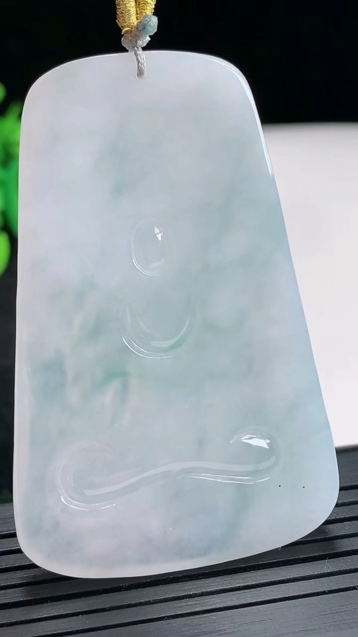 天然A货翡翠飘花虚空藏菩萨吊坠，尺寸61.5-39-5.8重量:29.76g
4月21日