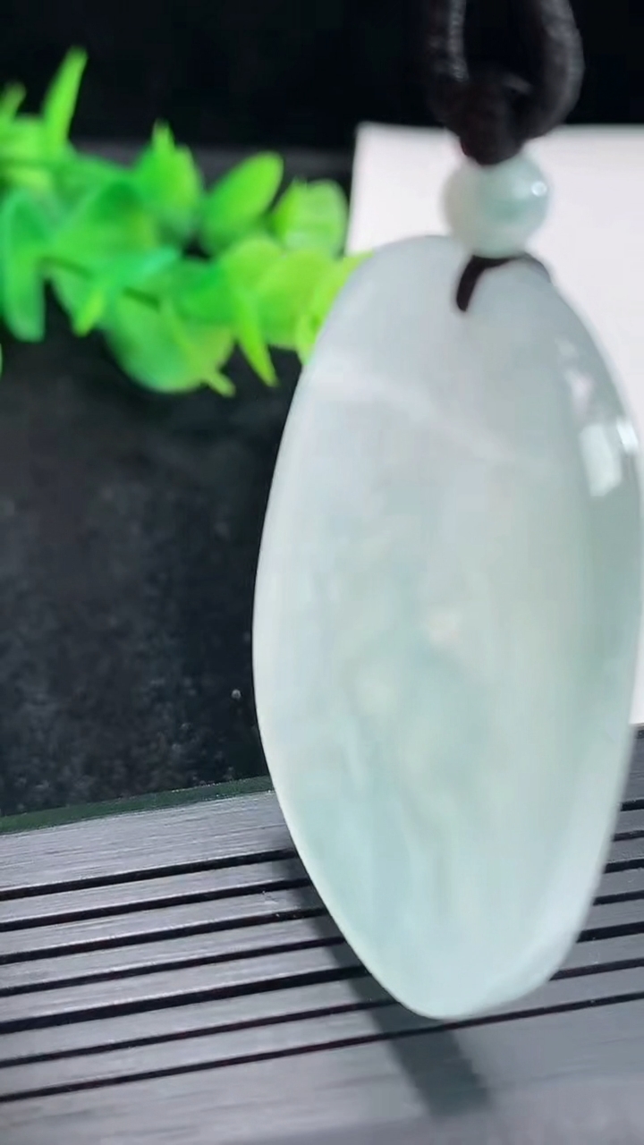 天然A货翡翠生肖马吊坠，尺寸45.5-35-4.5重量:17.86g
4月21日