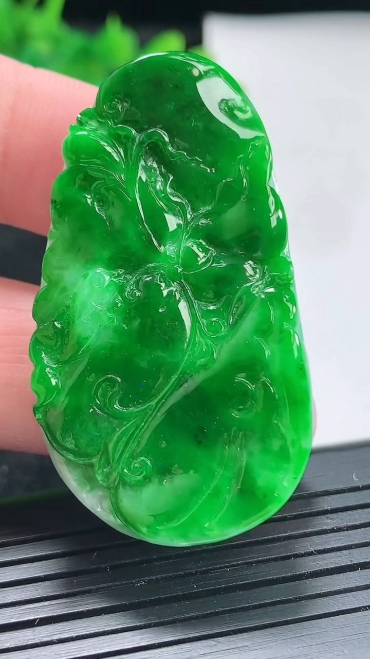 天然A货翡翠和和美美 荷叶鱼吊坠，尺寸49-27-7.8重量:20.15g
4月21日