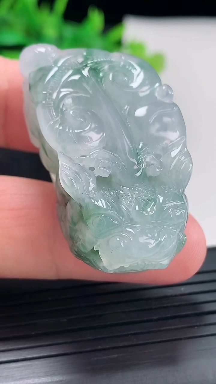 天然A货翡翠飘花貔貅吊坠，尺寸42.5-22.5-14.2重量:33.53g
4月21日