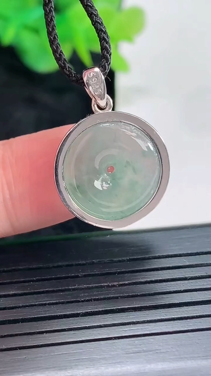 天然A货翡翠925银飘花平安扣吊坠，尺寸22-17-5，裸石16.5重量:g
4月21日