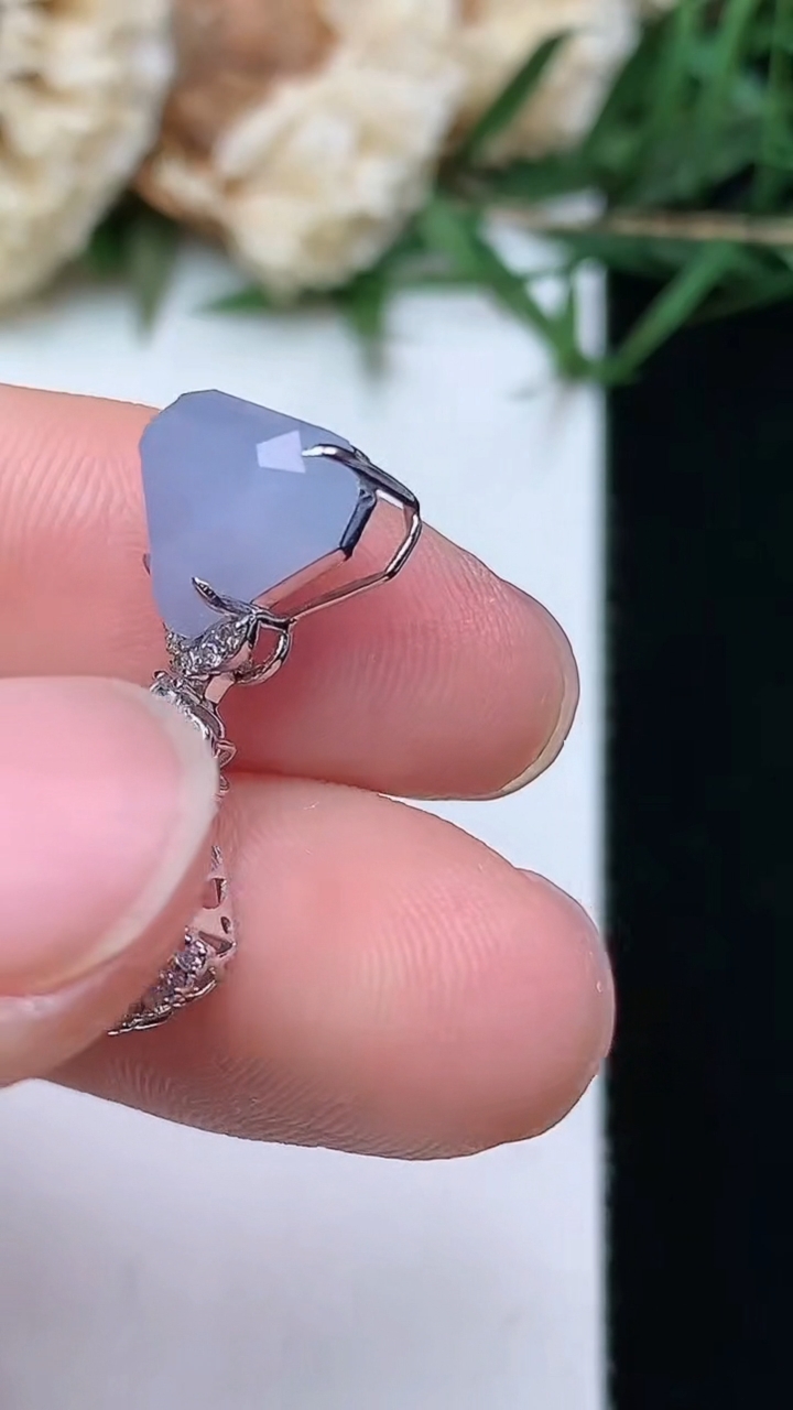 天然A货翡翠紫罗兰随形吊坠，尺寸21.8-13.3-6.3
4月21日