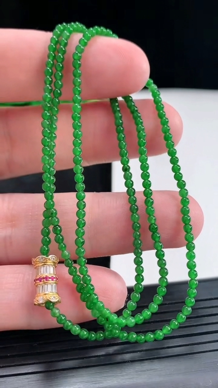 天然A货翡翠小米珠项链，尺寸2-245颗重量:5.69g
4月21日