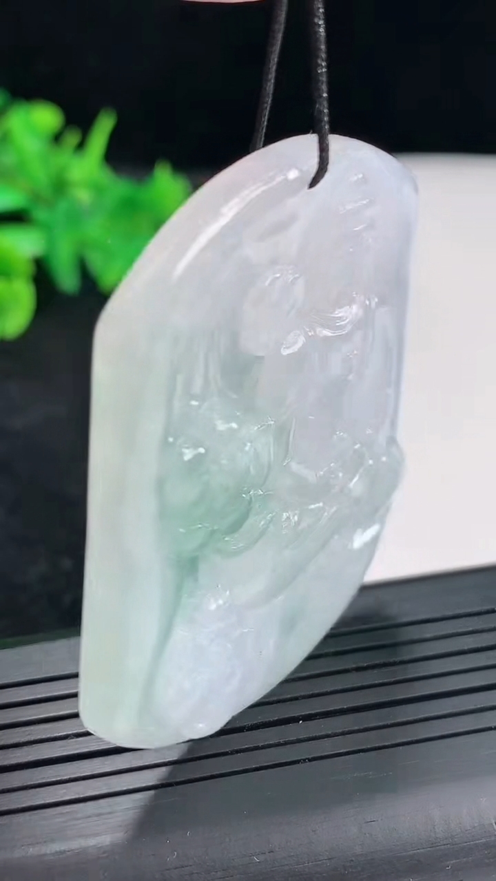 天然A货翡翠大日如来佛吊坠，尺寸56-46-5重量:30.46g
4月21日