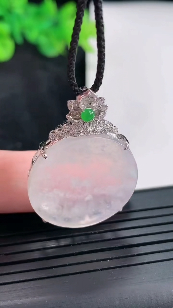 天然A货翡翠种白冰无事牌吊坠，尺寸34-24.5-5.6，裸石24.5重量:4.59g
4月21日