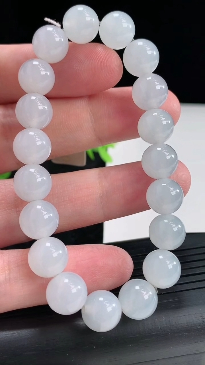 天然A货翡翠种白冰圆珠手串，尺寸10重量:35.49g4月21日
工厂直销收藏佳品,种好水足，色泽均匀，有种有色，上手高大气！