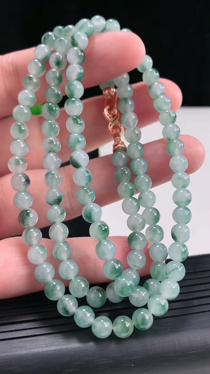 天然A货翡翠飘花圆珠项链，尺寸5.5-108颗重量:37.07g4月21日
工厂直销收藏佳品,种好水足，色泽均匀，有种有色，上手高大气！