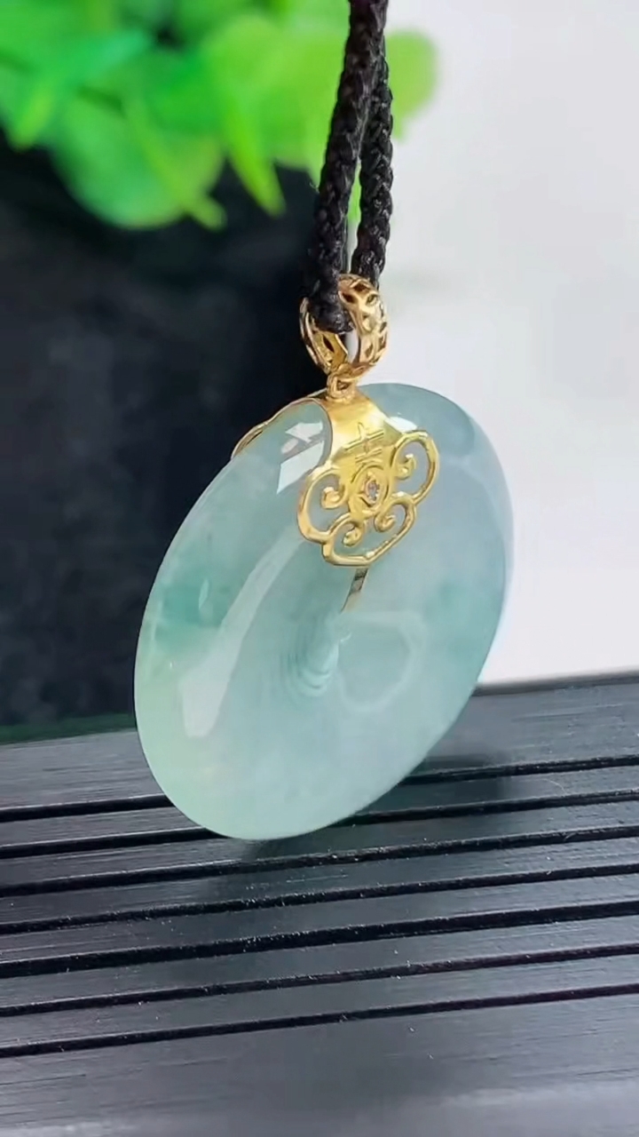 天然A货翡翠18k金飘花平安扣吊坠，尺寸24.5-5重量:5.76g
4月21日