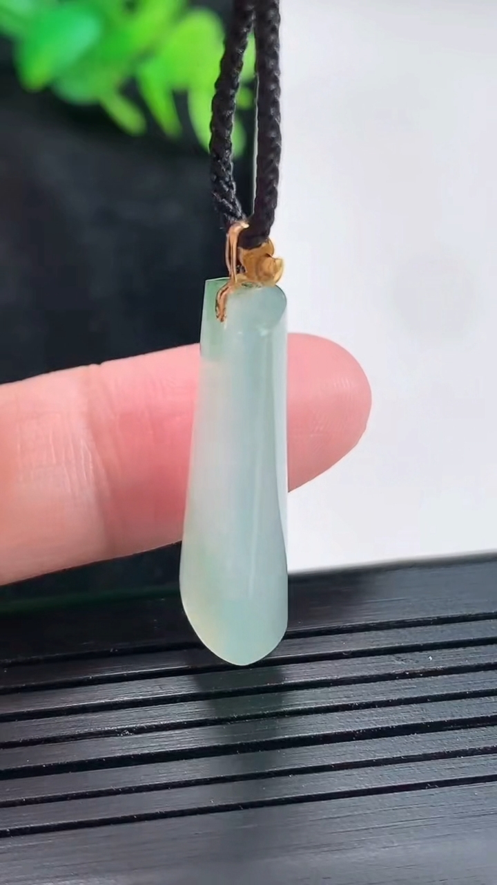 天然A货翡翠18k金飘花无事牌吊坠，尺寸28-12.5-7重量:4.32g
4月21日