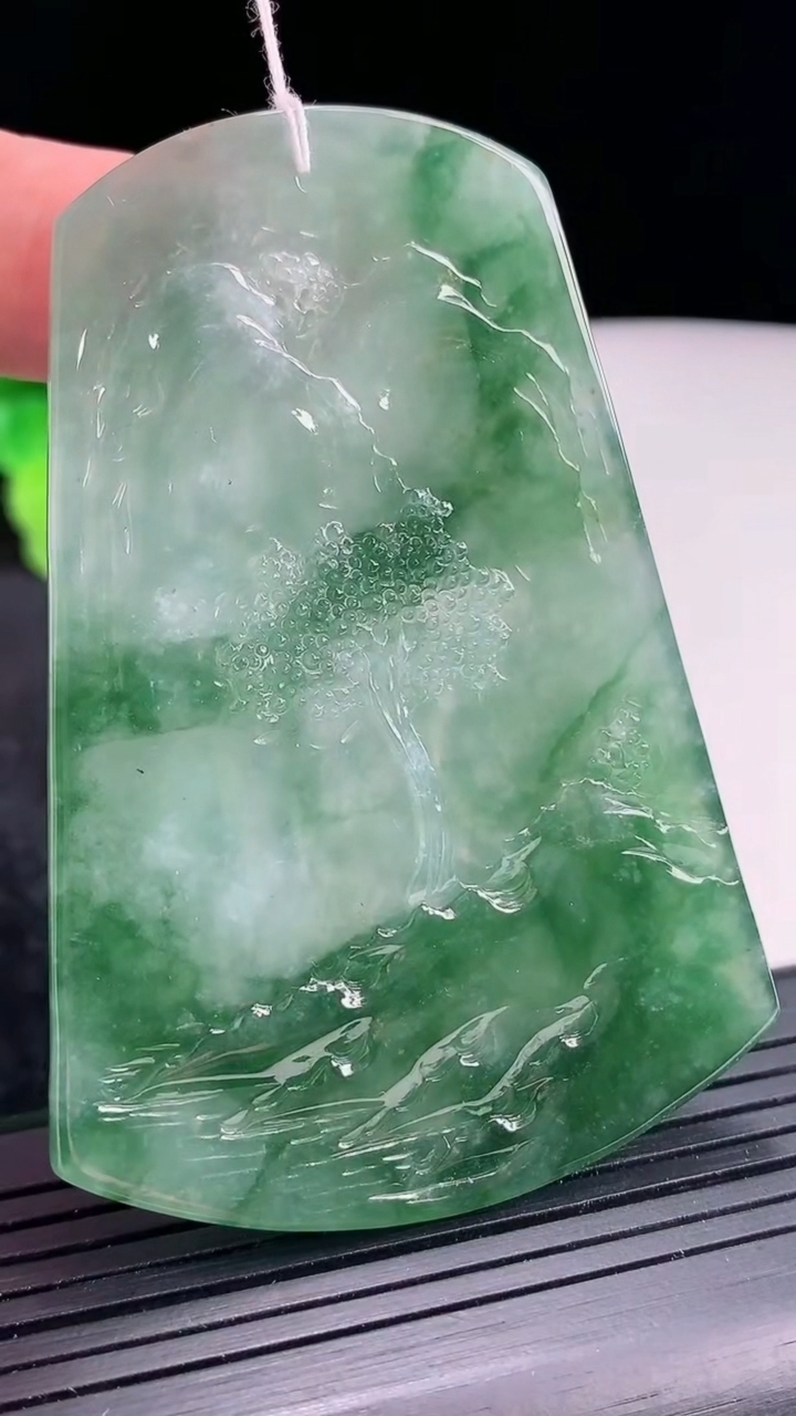 天然A货翡翠种飘花山水牌吊坠，尺寸70.8-49-4.5重量:40.04g
4月21日