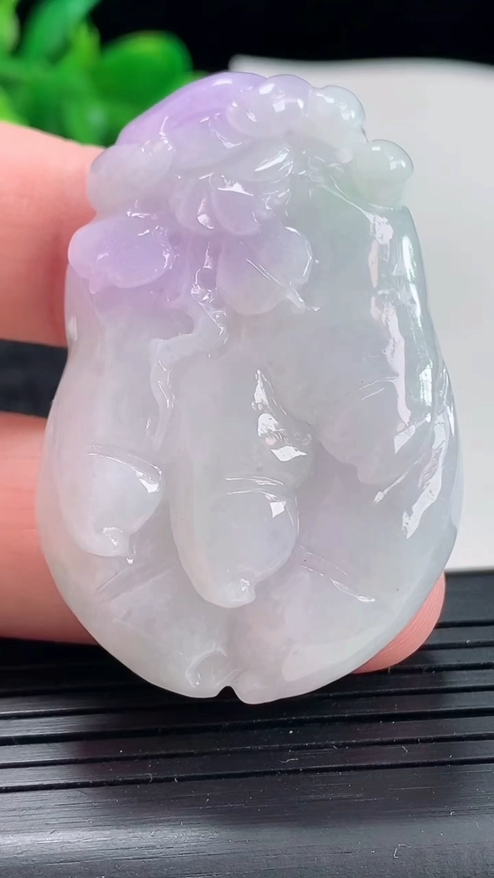 天然A货翡翠紫罗兰人参吊坠，尺寸49.5-33-11.5重量:37.85g
4月21日