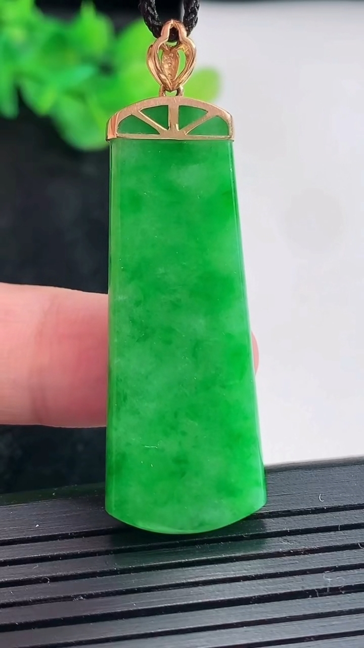 天然A货翡翠无事牌吊坠，尺寸44.5-16.8-4.2重量:9.97g
4月21日