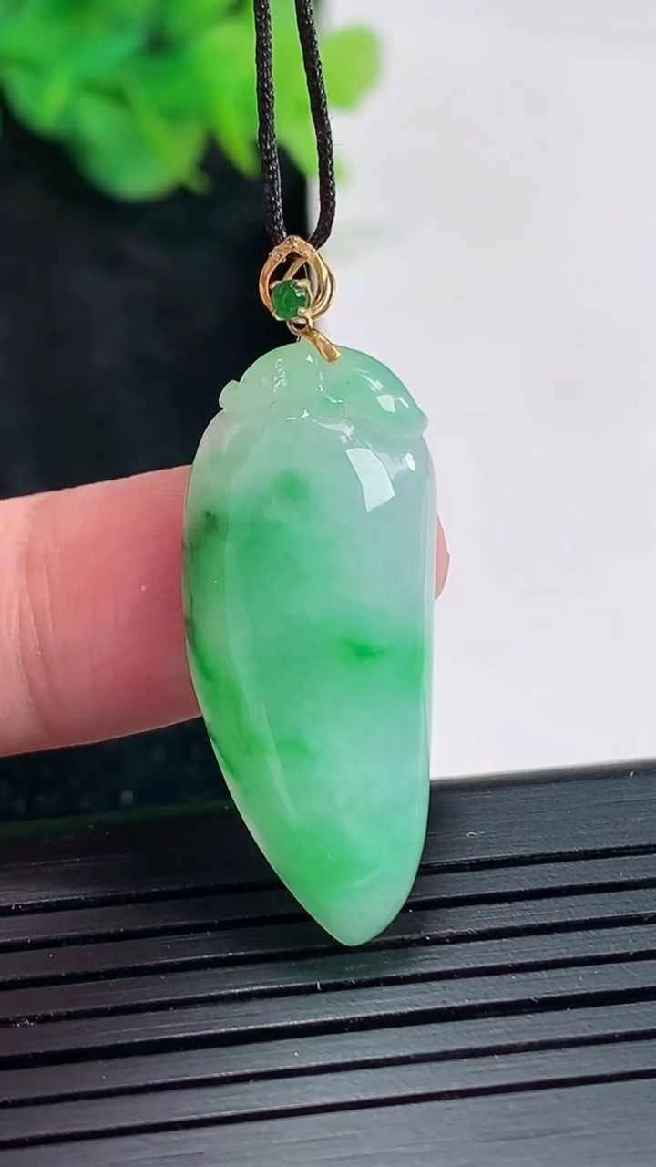 天然A货翡翠福瓜吊坠，尺寸32-14-4.8重量:4.07g
4月21日