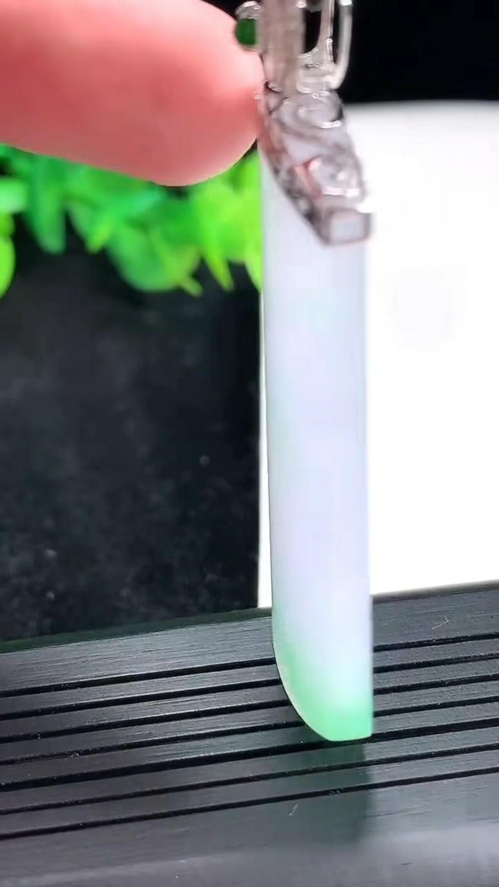 天然A货翡翠种春带彩 紫罗兰无事牌吊坠，尺寸51-28-6重量:23.54g
4月21日