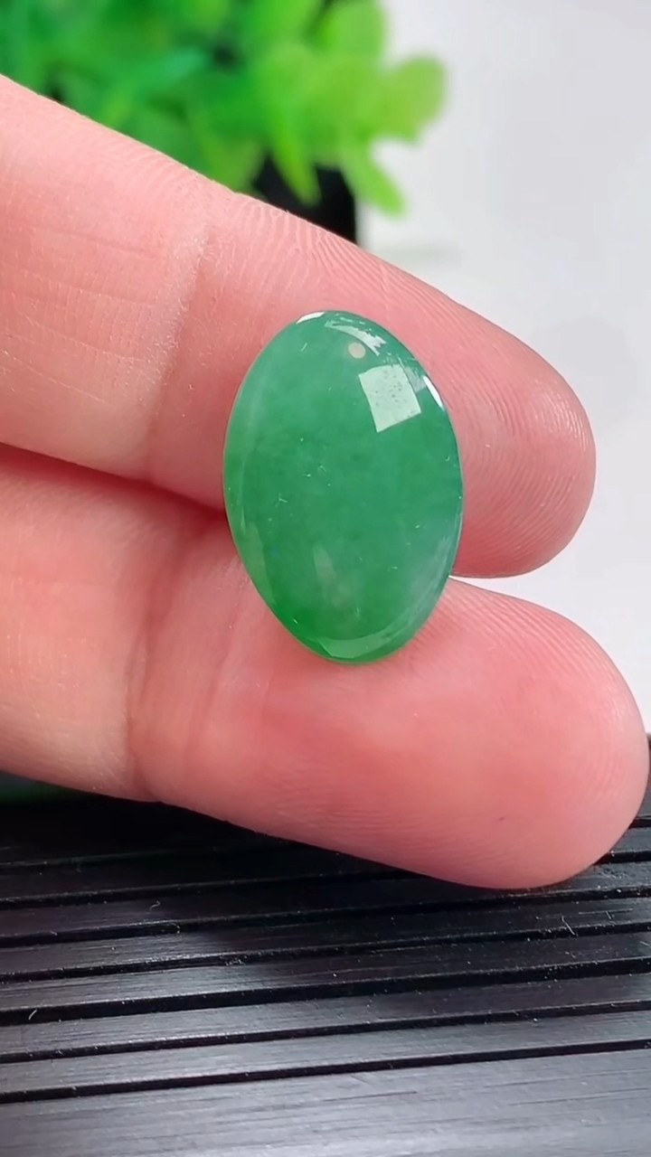 天然A货翡翠蛋面镶嵌件，尺寸18-12.5-5.8重量:2.28g
4月21日