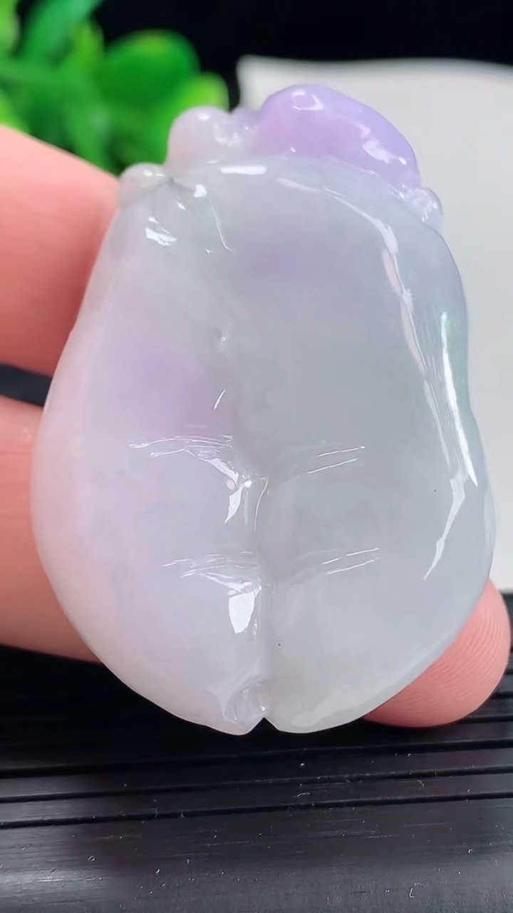 天然A货翡翠紫罗兰人参吊坠，尺寸49.5-33-11.5重量:37.85g
4月21日