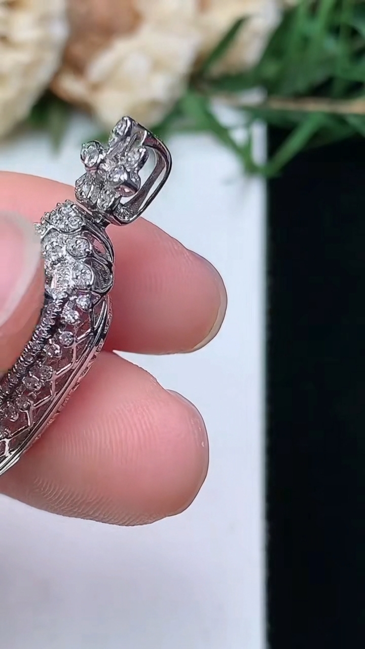 天然A货翡翠金枝玉叶 叶子吊坠，尺寸32-14.2-8.8，裸石19-10.4，重量:3.72g
4月21日