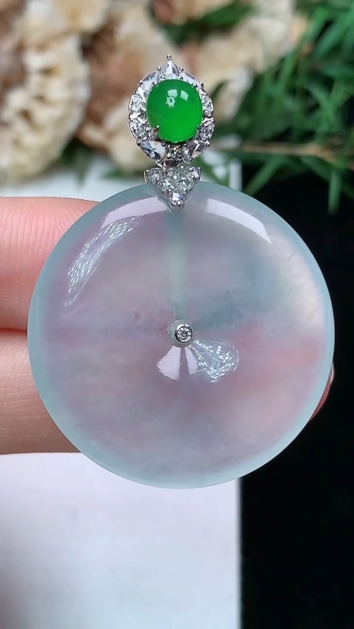 天然A货翡翠白冰平安扣吊坠，尺寸28.6-4.9，重量:9.00g
4月21日