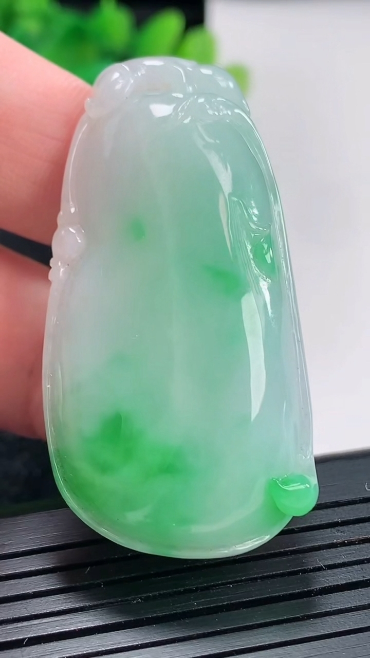 天然A货翡翠福瓜吊坠，尺寸51-25.8-12重量:27.03g
4月21日