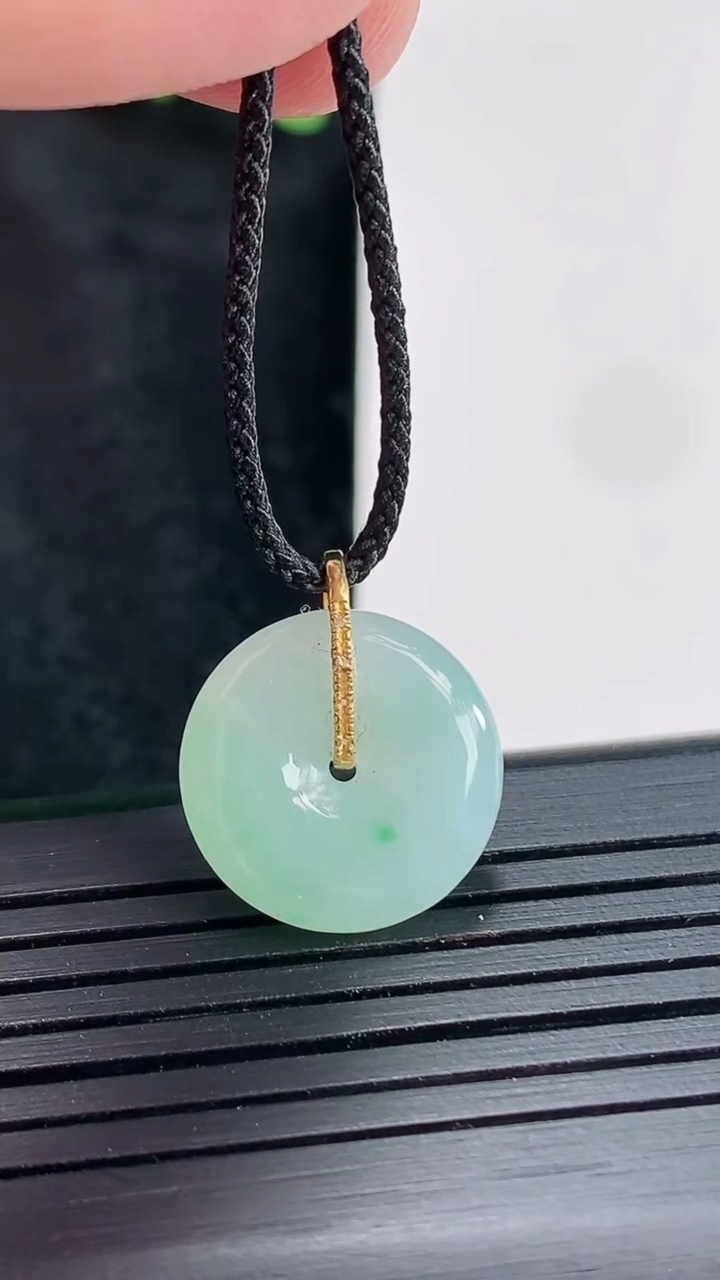 天然A货翡翠平安扣吊坠，尺寸16-4重量:2.28g
4月21日