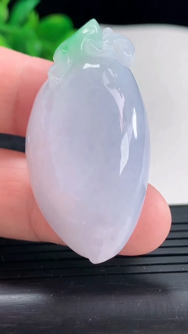 天然A货翡翠春带彩 紫罗兰福瓜吊坠，尺寸47-24-12重量:27.13g
4月21日