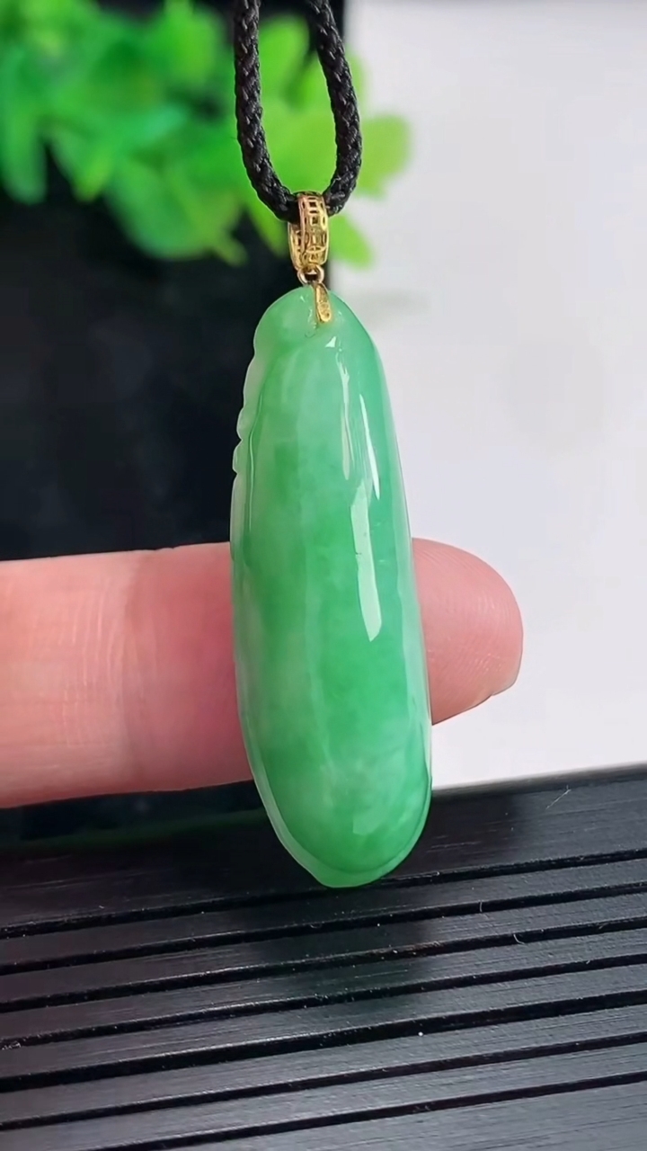 天然A货翡翠福瓜吊坠，尺寸33-11-8.2重量:5.87g
4月21日