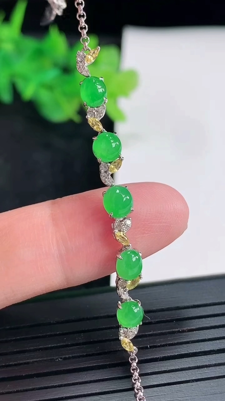 天然A货翡翠蛋面手链，尺寸5-4，含金厚4.3重量:3.23g
4月21日