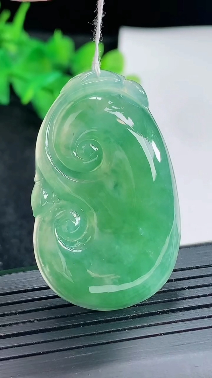 天然A货翡翠如意吊坠，尺寸44.5-27.5-6.3重量:14.49g
4月21日