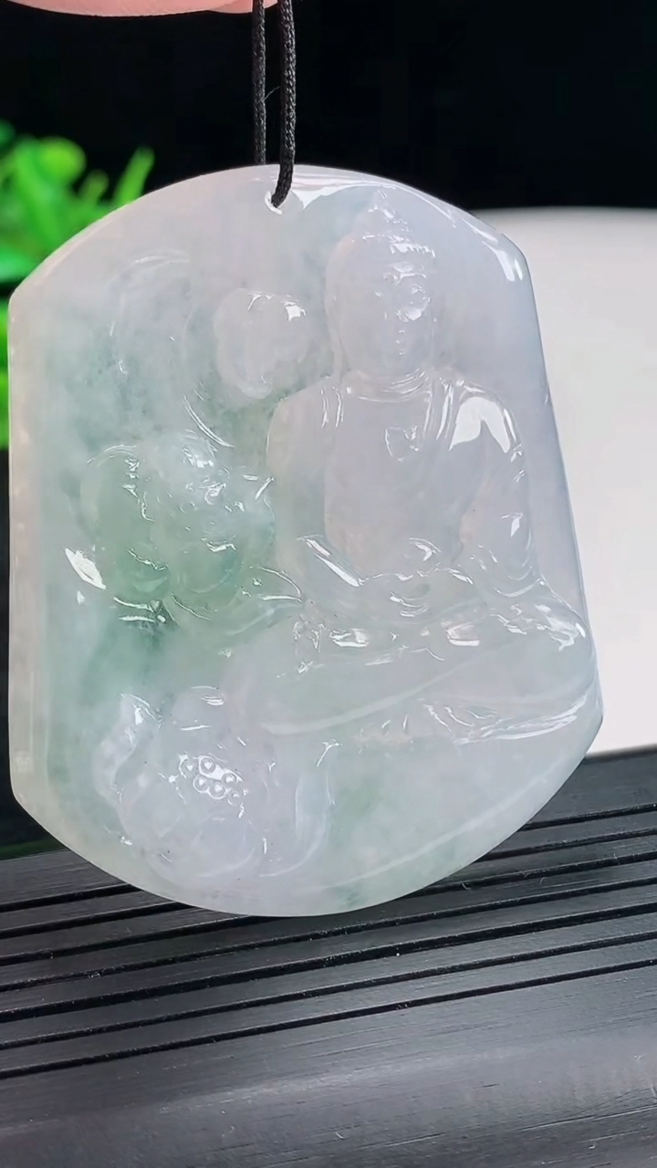 天然A货翡翠大日如来佛吊坠，尺寸56-46-5重量:30.46g
4月21日