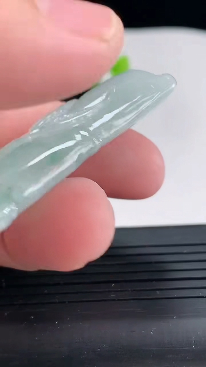 天然A货翡翠节节高升 竹节吊坠，尺寸50-24.5-8.8重量:21.31g
4月21日