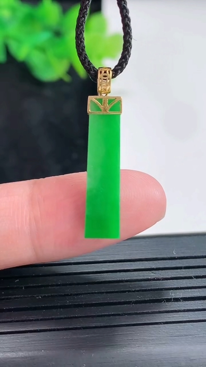 天然A货翡翠无事牌吊坠，尺寸23-5.5-2重量:1.09g
4月21日