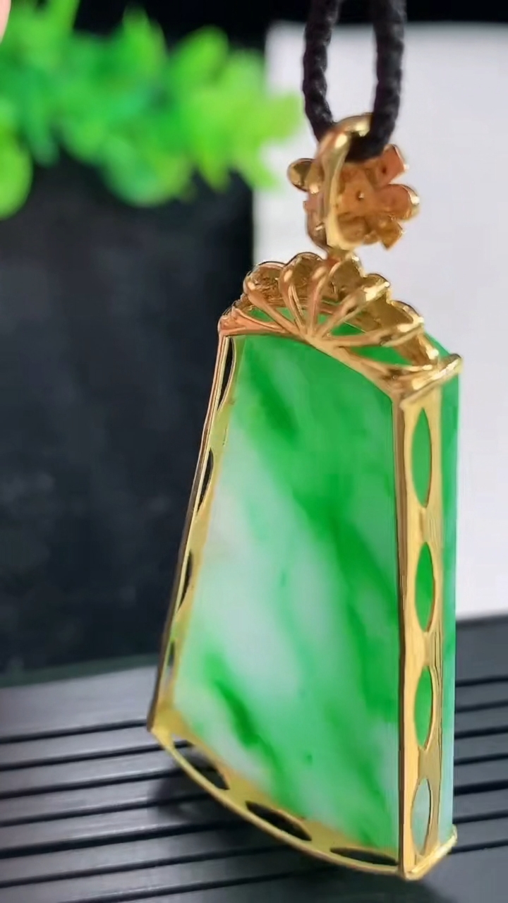 天然A货翡翠无事牌吊坠，尺寸52-24-5.8，裸石40-24重量:8.93g
4月21日