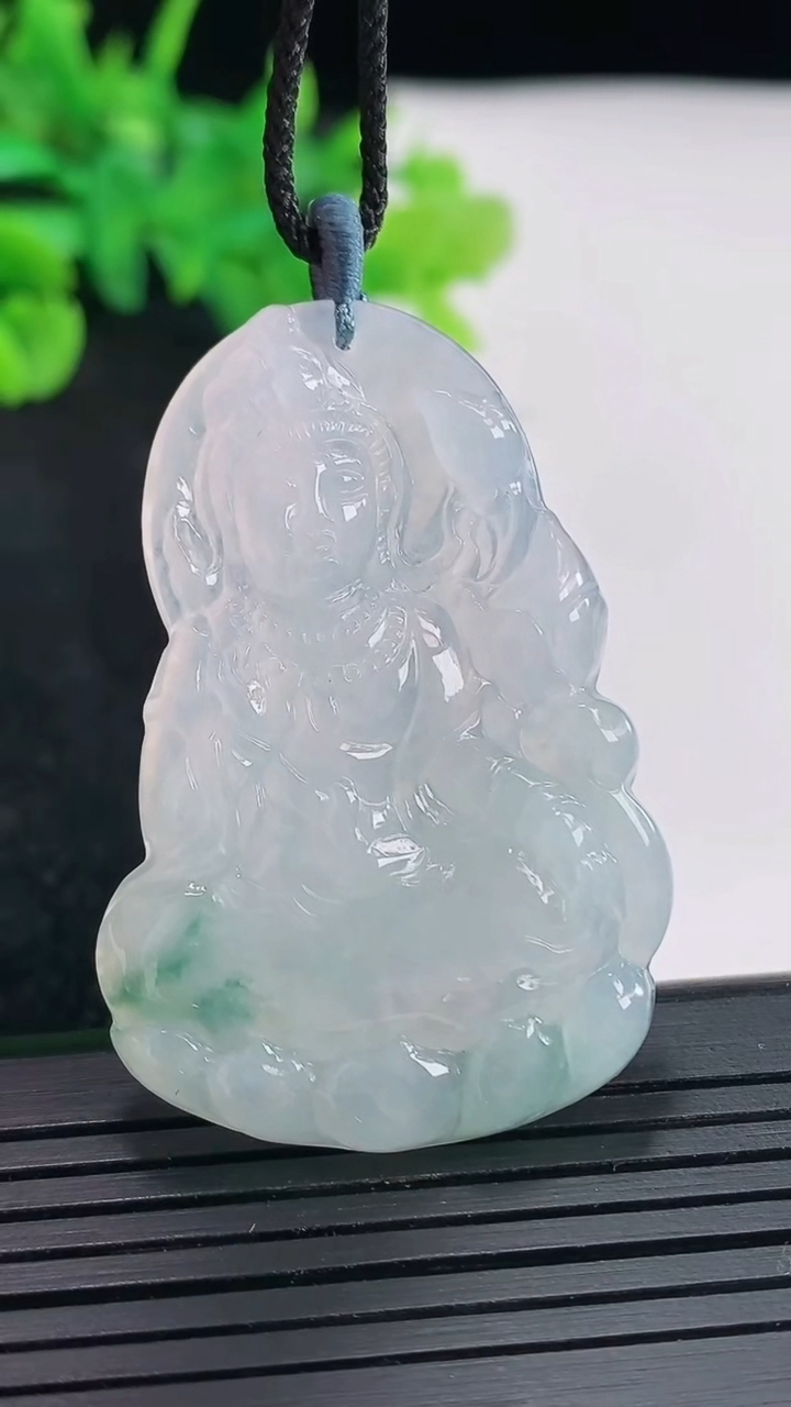 天然A货翡翠飘花大势至菩萨吊坠，尺寸45-31.6-4.5重量:12.77g
4月21日