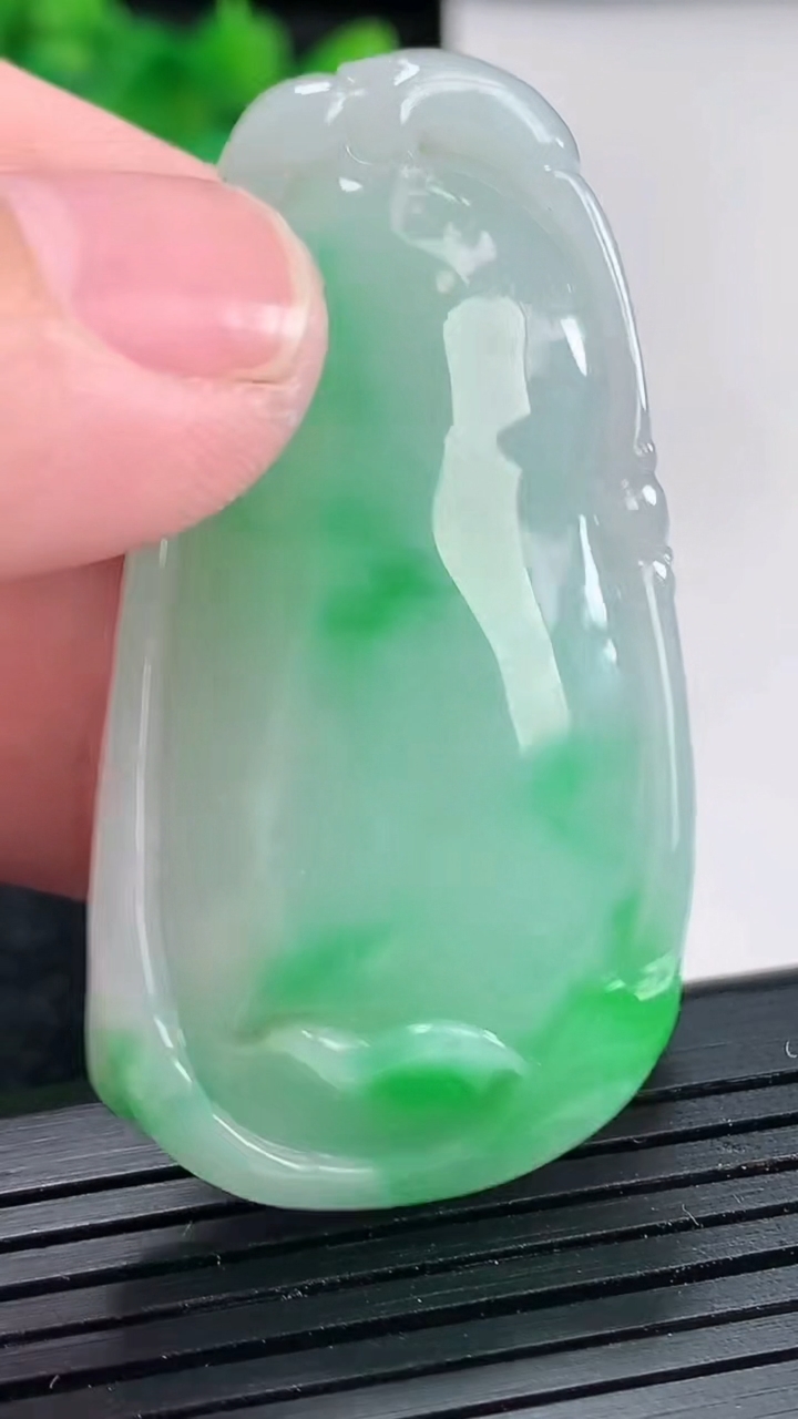 天然A货翡翠福瓜吊坠，尺寸51-25.8-12重量:27.03g
4月21日