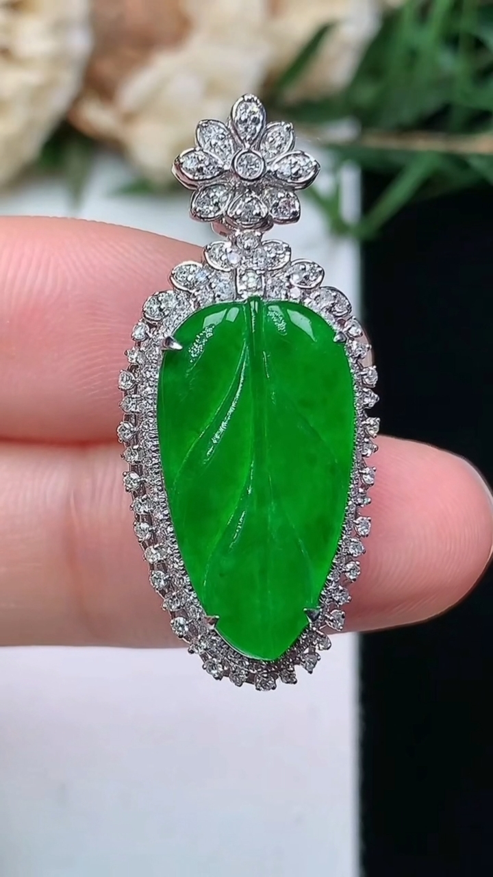 天然A货翡翠金枝玉叶 叶子吊坠，尺寸32-14.2-8.8，裸石19-10.4，重量:3.72g
4