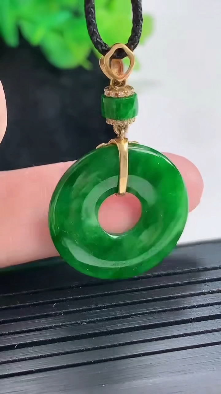 天然A货翡翠平安环吊坠，尺寸22.5-2.8重量:3.79g
4月21日