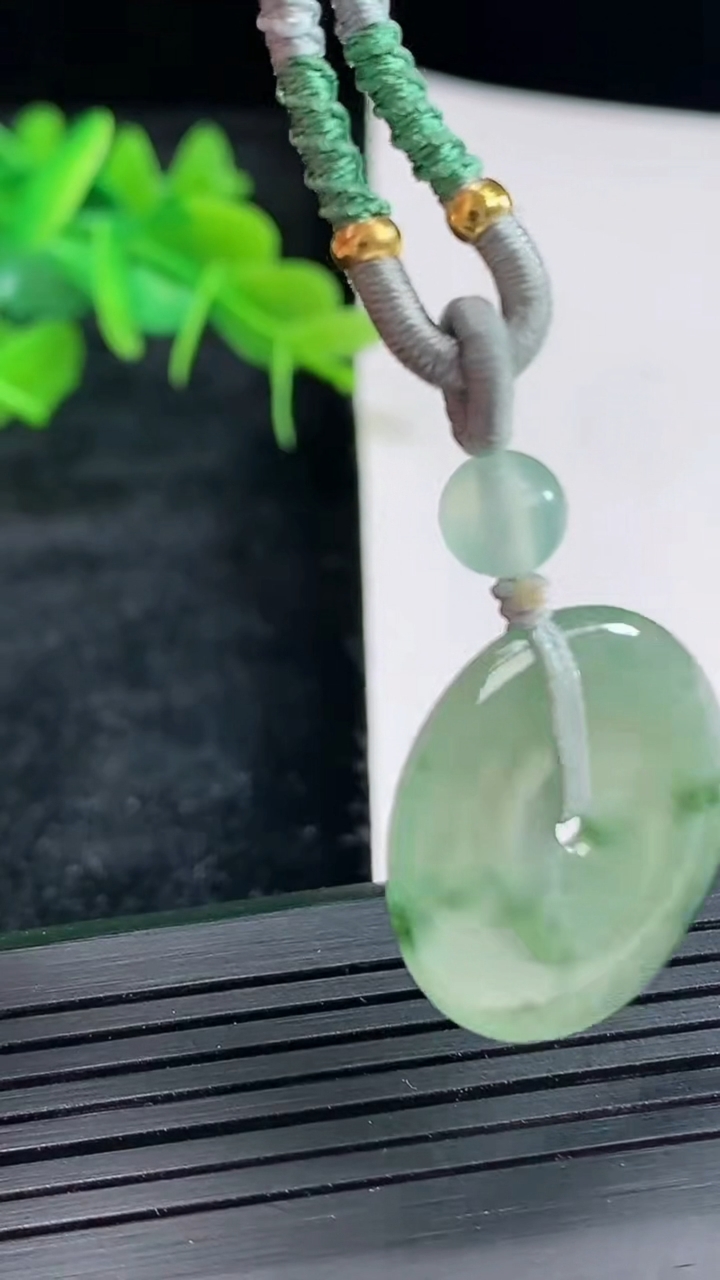 天然A货翡翠冰种飘花平安扣吊坠，尺寸23-3.6重:3.82g474
4月21日