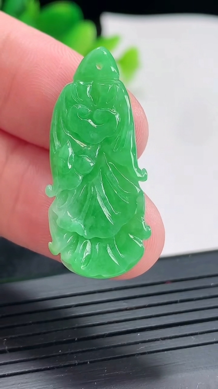 天然A货翡翠白菜吊坠，尺寸34-15-5重量:3.67g
4月21日