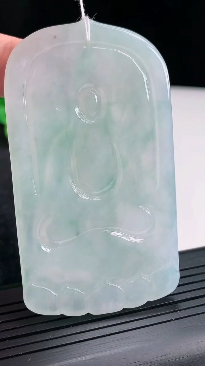 天然A货翡翠冰种飘花大势至菩萨吊坠，尺寸74-42-6重量:45.47g
4月21日